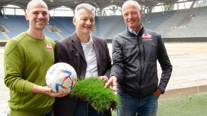 Head greenkeeper Igor Didak, city councillor Manfred Eber and stadium manager Gerald Pototschnig (from left).