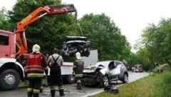 Schwerer Verkehrsunfall auf der L11. Zwei Personen erlitten schwere Verletzungen. (Bild: DOKU-NÖ)