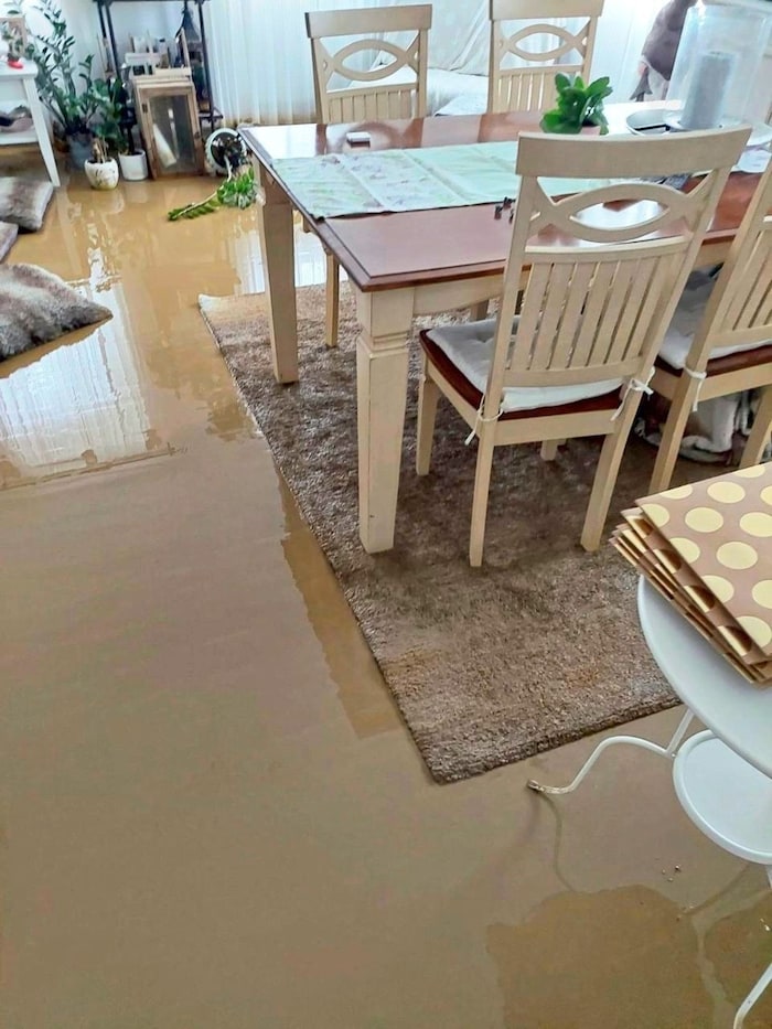 Rund ums Haus brach der Erdboden ein, in den Wohnräumen schaut es nicht viel besser aus.