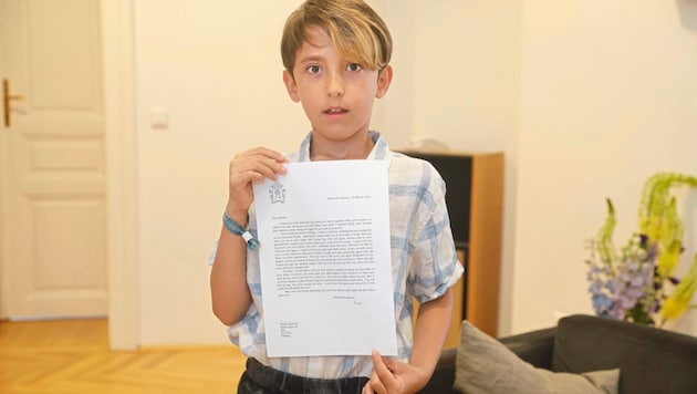 Naveh (8) shows the letter from Pope Francis himself from his visit to Vienna. (Bild: Reinhard Holl)