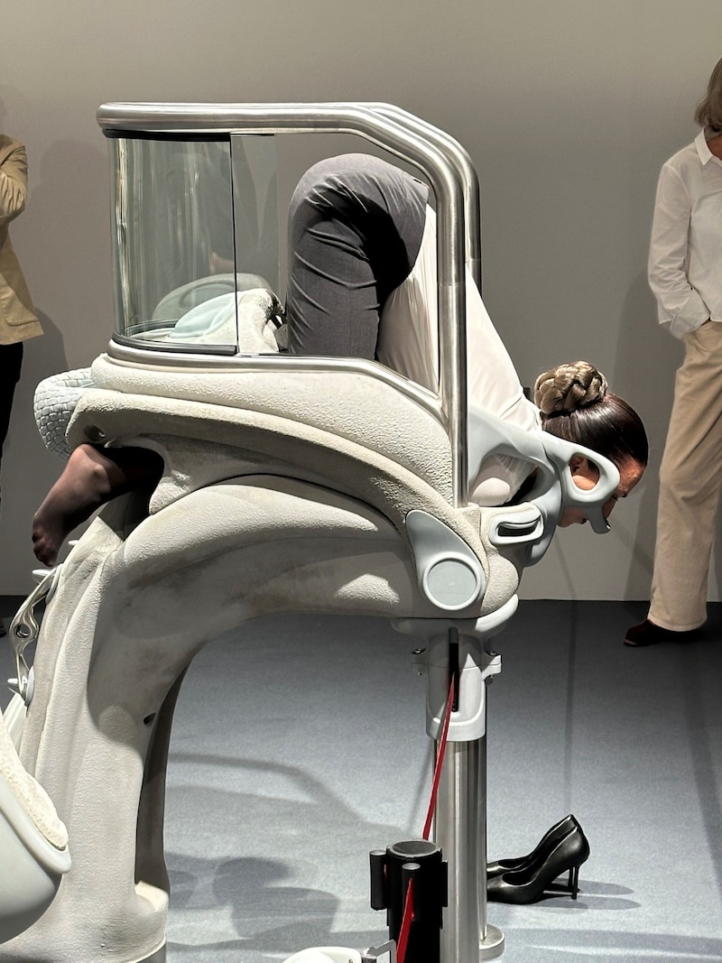 In Anna Uddenberg's work, aircraft seats become sexualized sculptures (Bild: zvg)