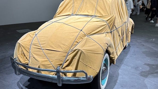 Packaging artist Christo wrapped this Beetle in 2014 - it is mint green, by the way, as its wheels suggest. (Bild: zvg)
