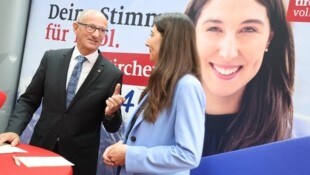 Die Innsbruckerin Sophia Kircher (im Bild mit LH Anton Mattle) wechselt für die ÖVP ins EU-Parlament. Derzeit ist die 30-Jährige Landtagsvizepräsidentin. Sie sieht sich als „Deine Stimme für Tirol“ in der EU. (Bild: Birbaumer Christof)