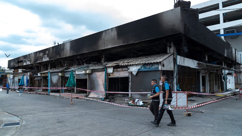 Die Spuren des Feuers sind zu sehen. (Bild: AFP/APA/Chanakarn Laosarakham)