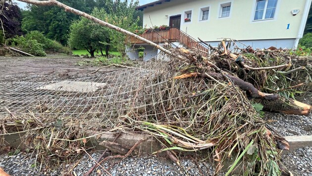 Vor dem Haus richtete das Unwetter eine Riesenzerstörung an. (Bild: Leitner)