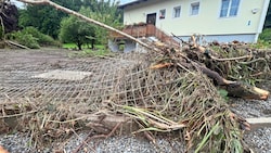 Vor dem Haus richtete das Unwetter eine Riesenzerstörung an. (Bild: Leitner)