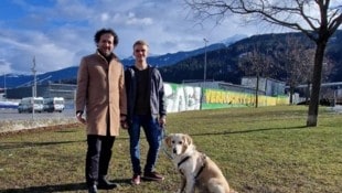 GR Mesut Onay (li.) und Jens Weise (ALi) mit Hündin Tuula