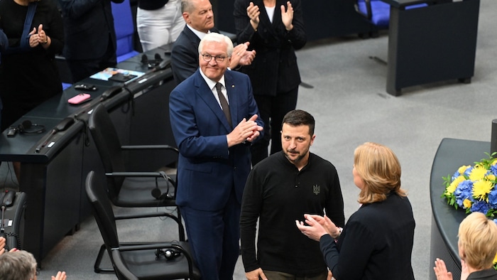 Selenskyj (3.v.r.), Frank-Walter Steinmeier (4.v.r.) und Olaf Scholz (5.v.r.)