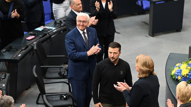 Selenskyj (3.v.r.), Frank-Walter Steinmeier (4.v.r.) und Olaf Scholz (5.v.r.) (Bild: AFP)