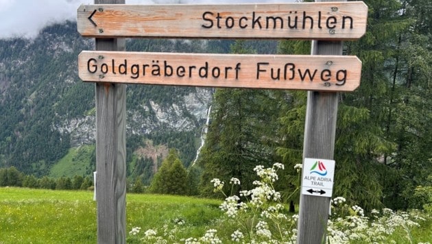 Im Hintergrund der Jungfernsprung. Hier stürzen die Wasser des Zopenitz Baches 120 Meter über eine schroffe Serpentinwand in die Tiefe. (Bild: Zwickl)