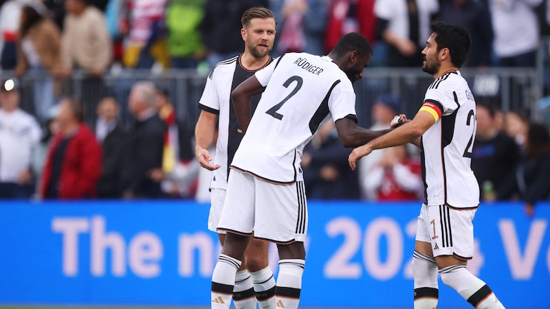 Zwischen Niclas Füllkrug (l.) und Antonio Rüdiger soll es gekracht haben. (Bild: AFP/APA/Getty Images via AFP/GETTY IMAGES/ALEX GRIMM)