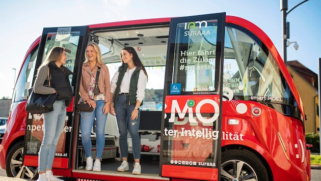 So sehen autonome Shuttle-Busse aus. Neun Personen dürfen einsteigen, ohne Lenker geht’s mit 20 km/h los. (Bild: SURAAA)