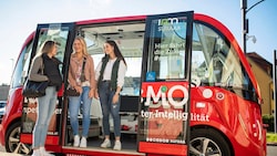 So sehen autonome Shuttle-Busse aus. Neun Personen dürfen einsteigen, ohne Lenker geht’s mit 20 km/h los. (Bild: SURAAA)