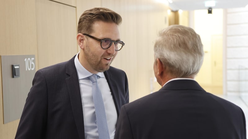 Defense lawyer Christoph Hirsch with the second defendant (Bild: Tschepp Markus)