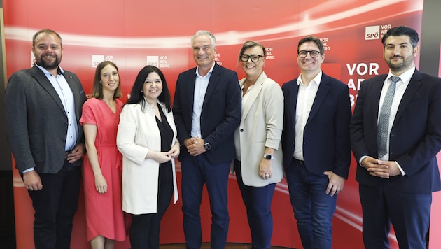 With Markus Fäßler, Stefanie Matei, Manuela Auer, Mario Leiter, Patricia Zangerl, Reinhold Einwallner and Halil Calim (from left) in the first seven places, the Vorarlberg SPÖ is starting the state election campaign. (Bild: evarauch photography)