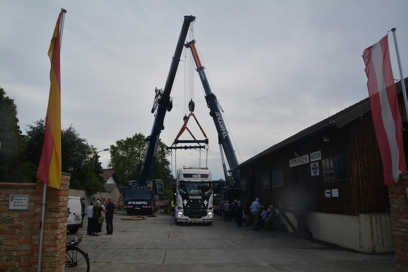 Die Lok wurde am alten Bahnhof – im Bahnhofsmuseum – abgeladen.  (Bild: Charlotte Titz)