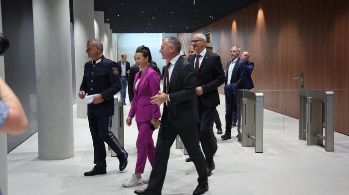 Polizei und Politik beim Rundgang