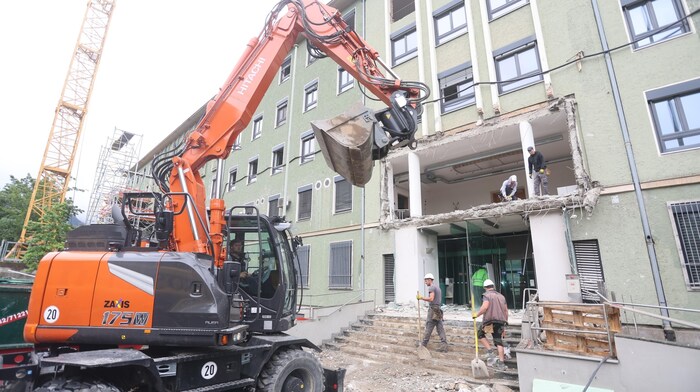 Der alte Eingang in der Kaiserjägerstraße wird derzeit abgerissen, das Gebäude wird saniert und ...