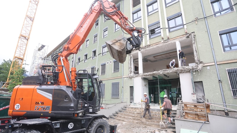 Der alte Eingang in der Kaiserjägerstraße wird derzeit abgerissen, das Gebäude wird saniert und aufgestockt (Bild: Birbaumer Christof)