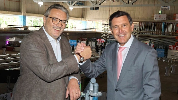Sportstadtrat Peter Hacker und Wirtschaftsstadtrat Peter Hanke (re.). Vom Rohbau begeistert. 