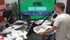 „Krone“-Podcaster Patrick Jochum spricht mit Co-Moderator Gunter Motz und „Krone“-Sportredakteur Stefan Plieschnig. (Bild: JOMO KG)