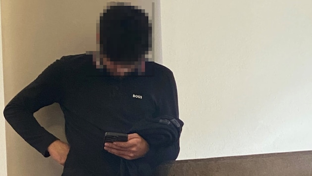 The defendant passed the unpleasant waiting time in the courtroom with his cell phone until the verdict was announced. (Bild: Dorn Chantall/Krone KREATIV)