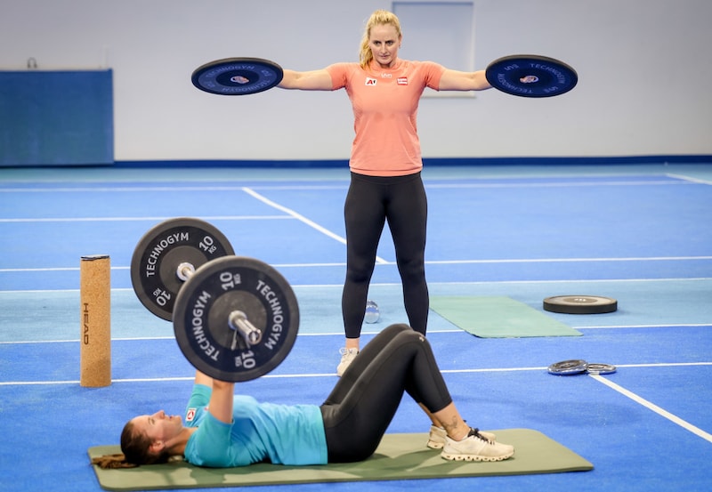 Ortlieb mit Kollegin Michelle Niederwieser (am Boden) beim Training. (Bild: GEPA/Harald Steiner)