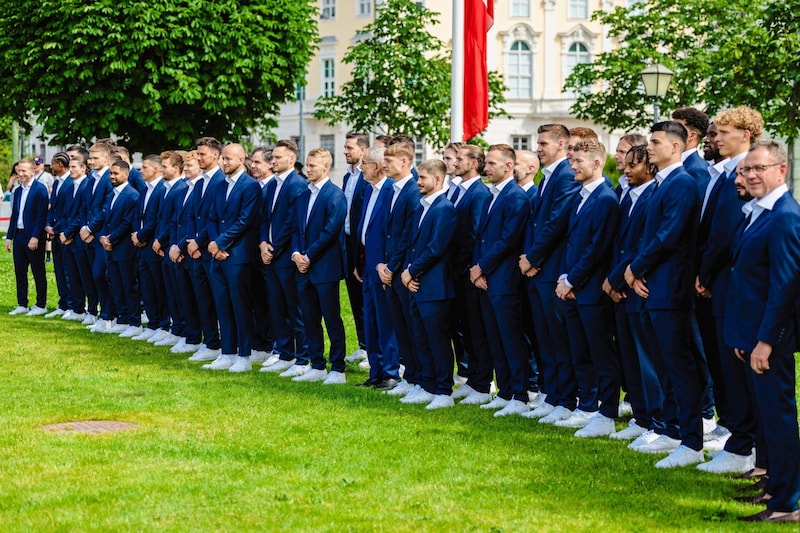 Österreichs Nationalmannschaft fein rausgeputzt auf dem Rasen des Wiener Heldenplatzes (Bild: Mario Urbantschitsch)