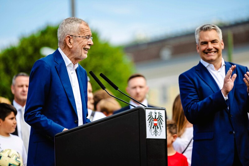 Van der Bellen und Bundeskanzler Karl Nehammer bei der Verabschiedung der ÖFB-Kicker  (Bild: Mario Urbantschitsch)