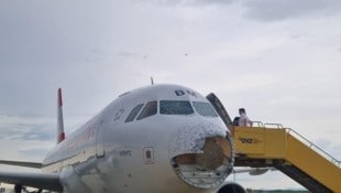 Ein Hagelsturm verpasste diesem Airbus, in dem auch sechs Mühlviertler saßen, einen „Nasenstüber“. (Bild: privat)