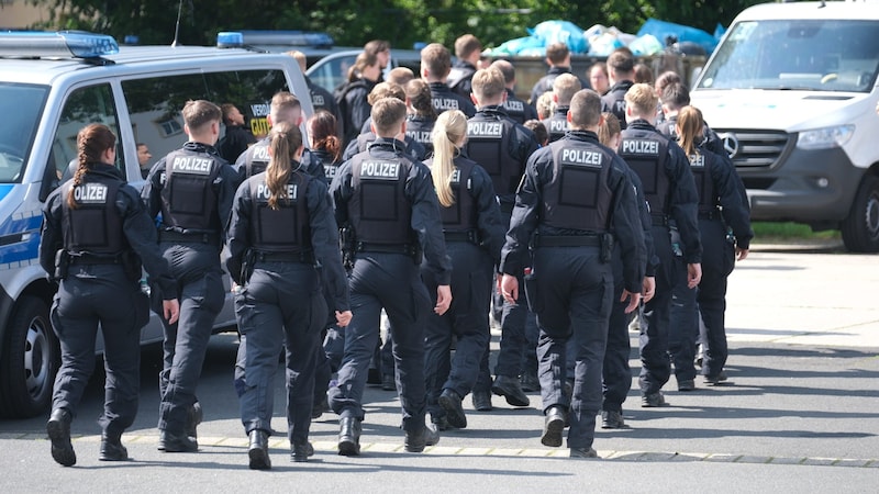 Rund 400 Polizisten und Polizistinnen waren im Einsatz. (Bild: APA/dpa/Sebastian Willnow)