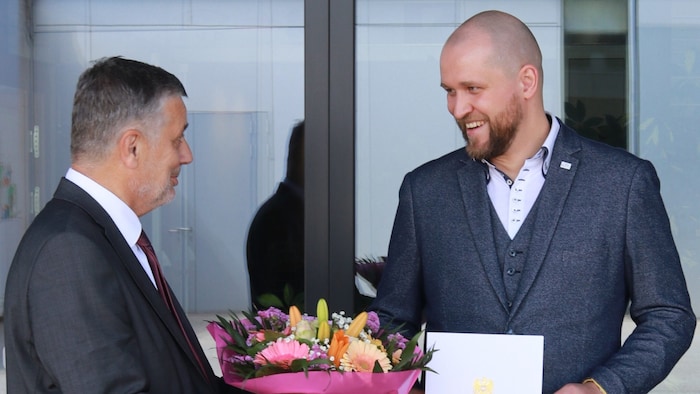 Bildungsdirektor Alfred Klampfer gratuliert dem neuen HTL-Direktor Torsten Welsch.