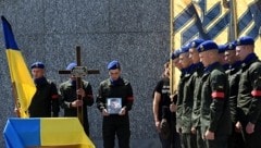 Mitglieder der Asow-Brigade bei einer Trauerfeier für gefallene Kameraden (Bild: APA/AFP/Yuriy Dyachyshyn)