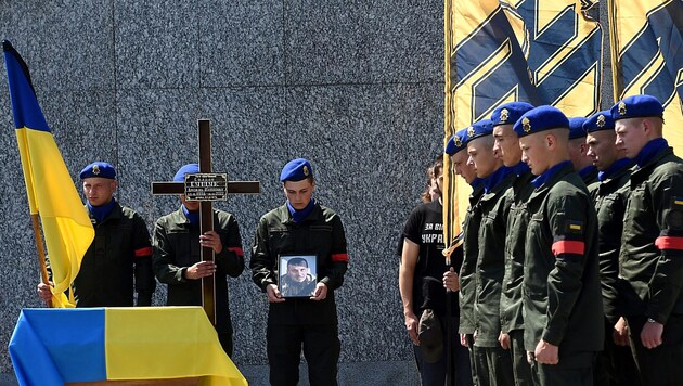 Mitglieder der Asow-Brigade bei einer Trauerfeier für gefallene Kameraden (Bild: APA/AFP/Yuriy Dyachyshyn)