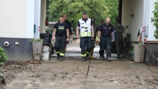 Ob Keller auspumpen, Schlamm schaufeln oder Mut zusprechen: Mehr als 4000 Florianis stehen seit ...