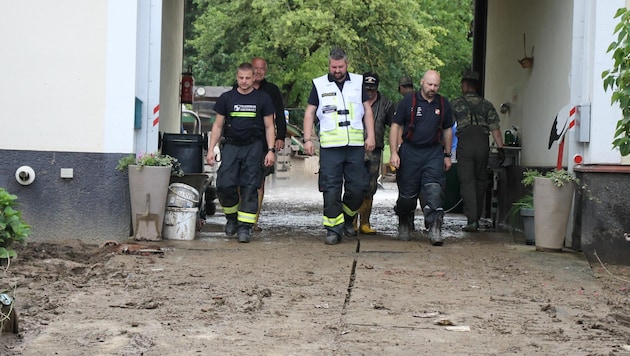 Ob Keller auspumpen, Schlamm schaufeln oder Mut zusprechen: Mehr als 4000 Florianis stehen seit Sonntag im Bezirk Oberwart im Dauereinsatz. (Bild: BFKD Oberwart/Flaschberger)