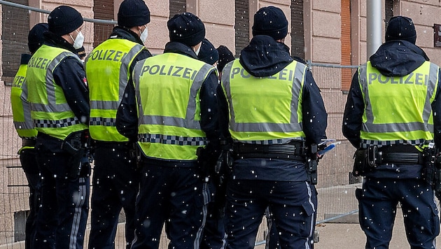 Archivbild aus dem Jahr 2021: Polizisten bei einer Kundgebung von Corona-Maßnahmen-Gegnern in Innsbruck (Bild: APA/ZEITUNGSFOTO.AT/DANIEL LIEBL)