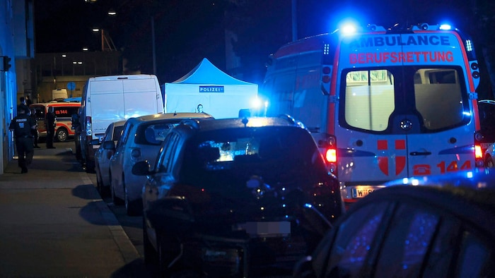Einsatzkräfte mit Blaulicht am Tatort