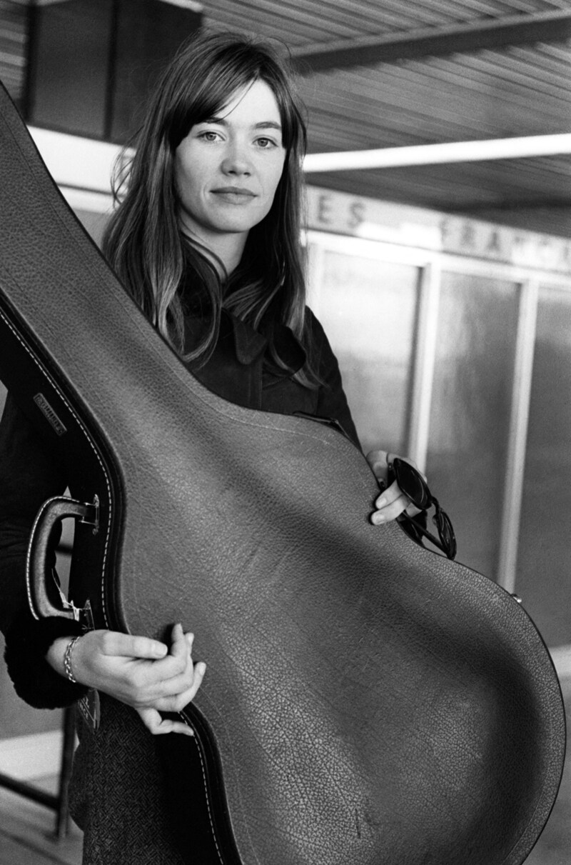 Sängerin Françoise Hardy bei der Rückkehr von einer US-Tour 1965 auf dem Pariser Flughafen. (Bild: AFP)