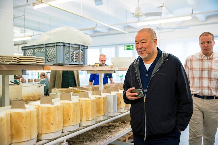 Ai Weiwei besuchte Gmundner- Keramik-Manufaktur.