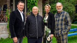 Erste Einblicke beim Pre-Opening in Ischl: Markus Friesacher mit Künstler Ai Weiwei, Elisabeth Eder und Alfred Weidinger. (Bild: George Waid)