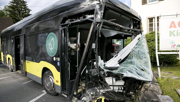 Der neue E-Landbus wurde im vorderen Bereich völlig demoliert.  (Bild: Mathis Fotografie)