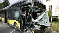 Der neue E-Landbus wurde im vorderen Bereich völlig demoliert.  (Bild: Mathis Fotografie)