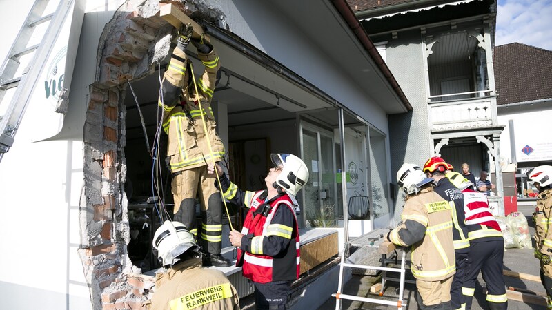 Mauern wurden abgestützt, das Geschäftslokal mit Schalungstafeln zugenagelt. (Bild: Mathis Fotografie)