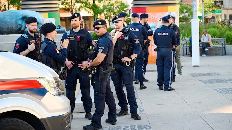 Die Polizei zeigt am Reumannplatz Präsenz – hoffentlich noch länger. (Bild: Heinz Stephan Tesarek)