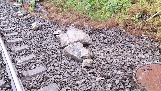 Steinschlag auf der Bahnstrecke zwischen Schwarzach und Lend