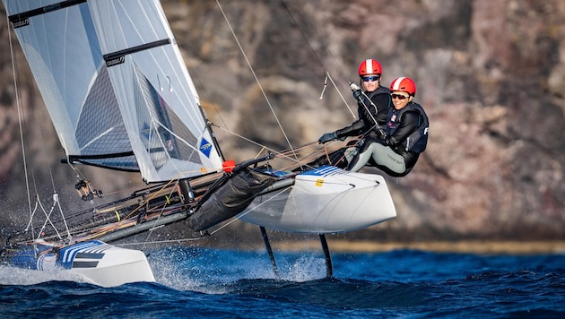 Der Ritt auf dem Nacra 17-Foil – Duo Lukas Haberl und Tanja Frank (re.). (Bild: OeSV/Dominik Matesa)