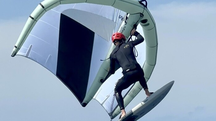 Seit drei Jahren erklärtes Hobby von Haberl: Wingfoiling – die Ausrüstung ist immer dort, wo Lukas ist.