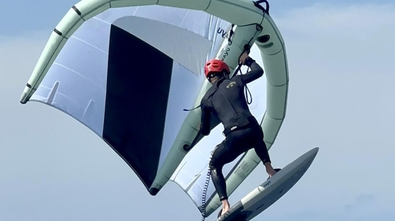 Seit drei Jahren erklärtes Hobby von Haberl: Wingfoiling – die Ausrüstung ist immer dort, wo Lukas ist. (Bild: Lukas Haberl)