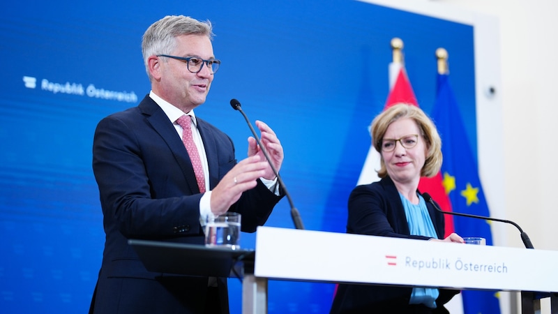 Magnus Brunner (ÖVP) pénzügyminiszter és Leonore Gewessler (Zöldek) környezetvédelmi miniszter. (Bild: APA/EVA MANHART)